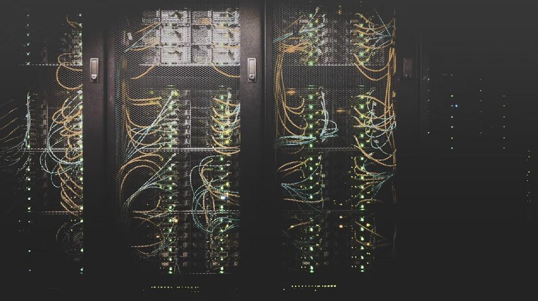 Network cabling in a data centre